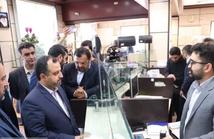 بازدید سرزده وزیر اقتصاد از شعبه بانك صادرات ایران در اسلامشهر
